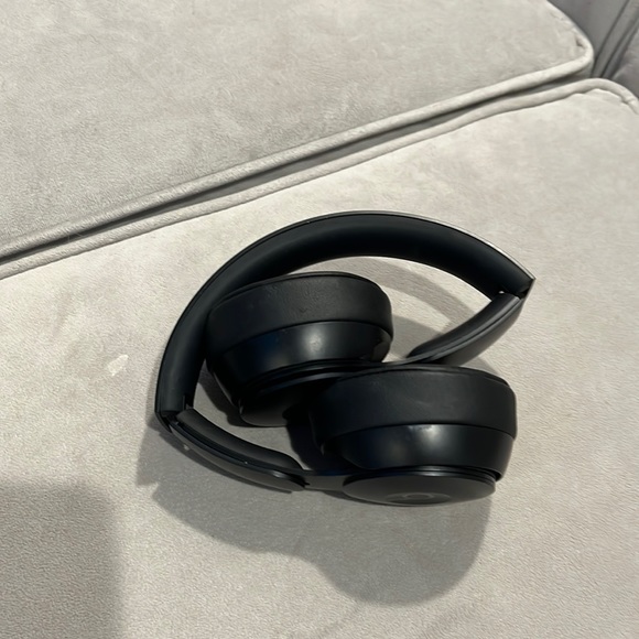 BEATS SOLO PRO WIRELESS NOISE CABCELLING - Picture 1 of 10